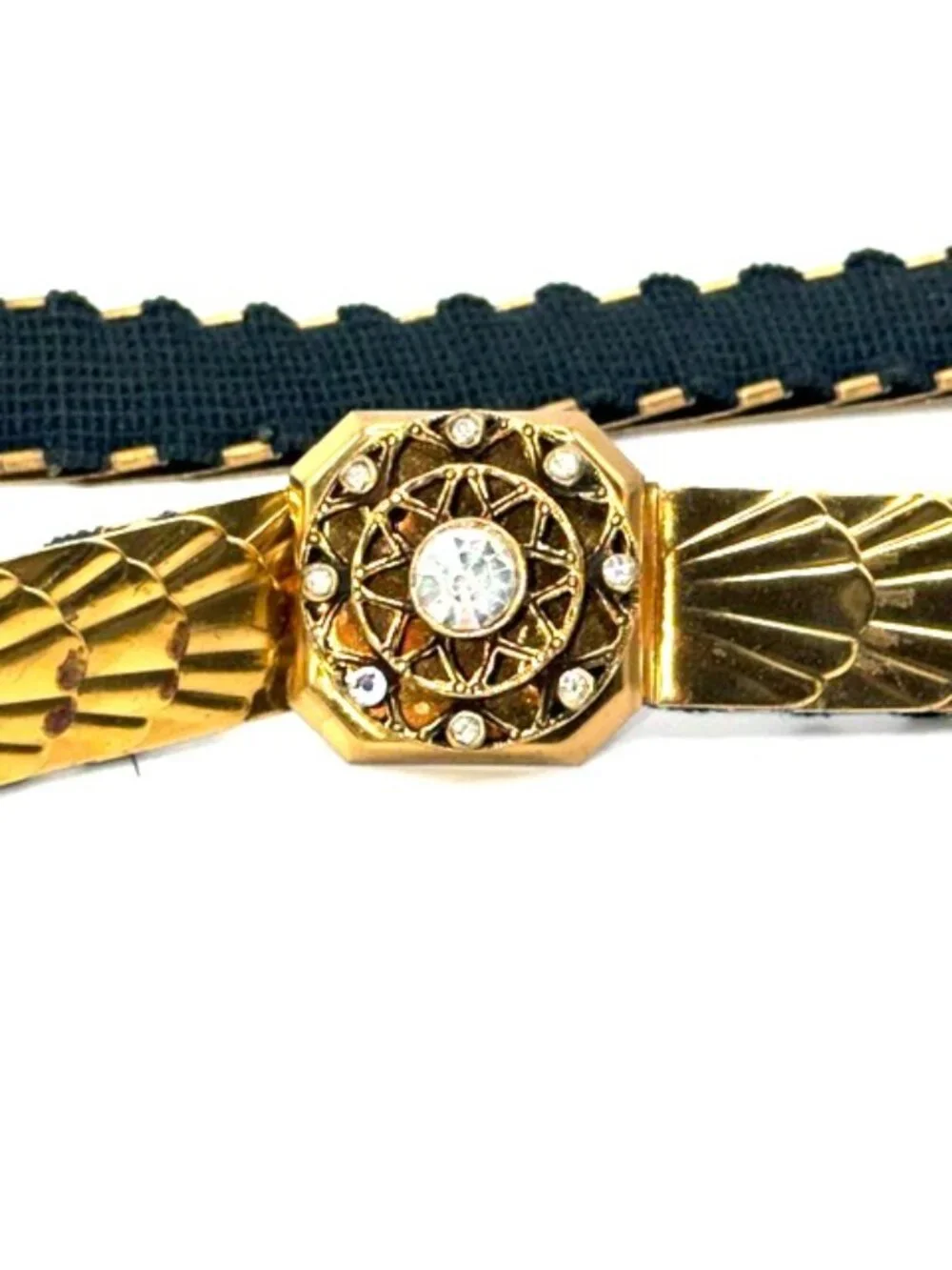 Vintage Gold Tone Fish Scale Stretch Belt Rhinestone Medallion Clasp